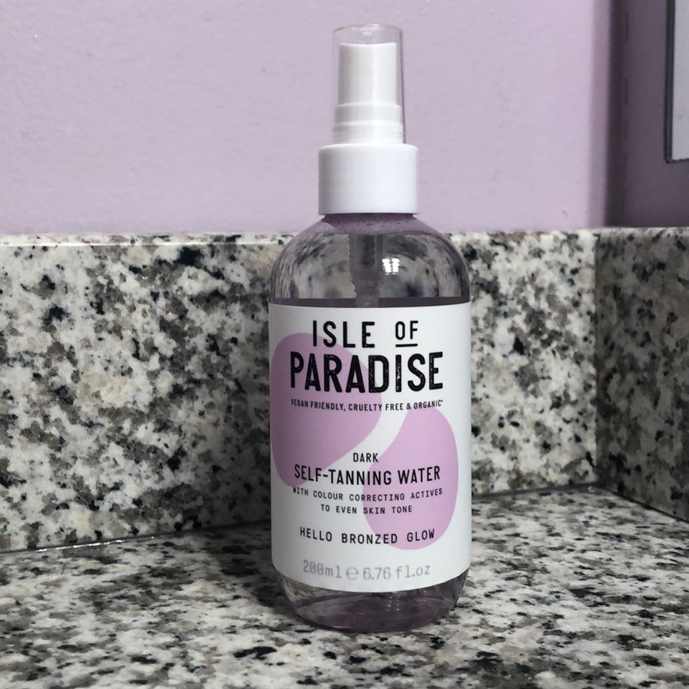 Isle of paradise self tanning water in dark